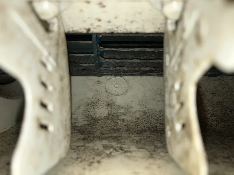 吹き出し口内部のカビ汚れ クリーニング前